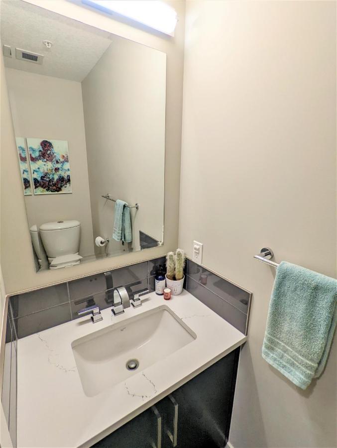 Monki Di Executive Suites - Glas - Luxury Inner City Home 3 Min To Downtown W Private Rooftop Patio Fireplace Calgary Zewnętrze zdjęcie