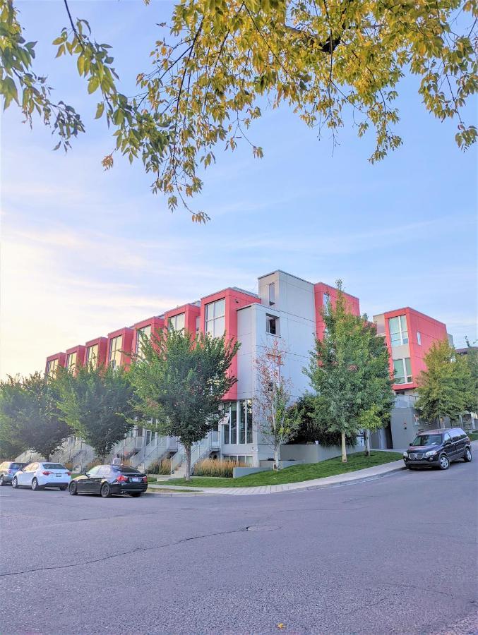 Monki Di Executive Suites - Glas - Luxury Inner City Home 3 Min To Downtown W Private Rooftop Patio Fireplace Calgary Zewnętrze zdjęcie