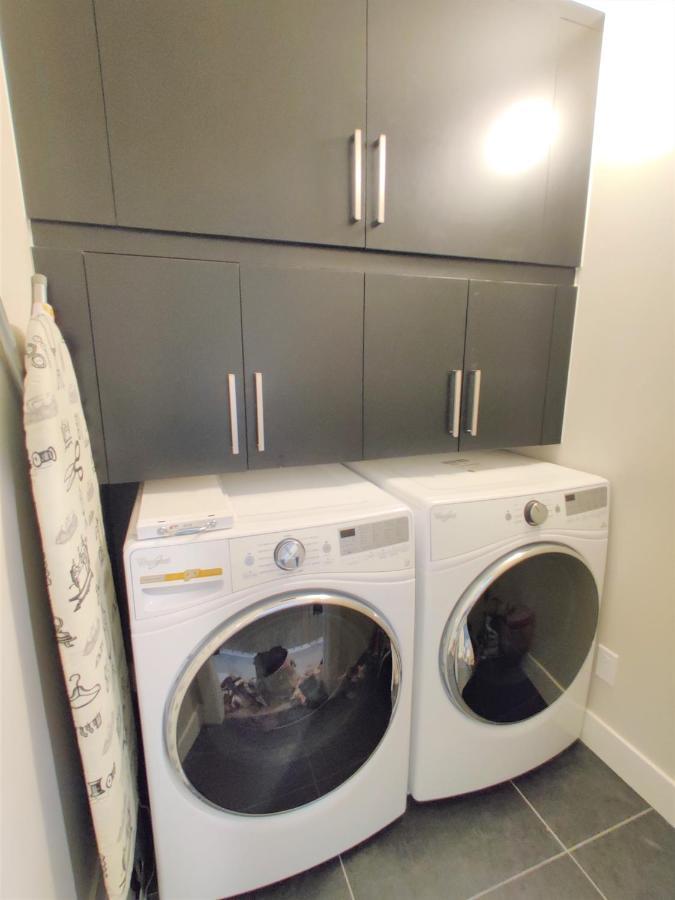 Monki Di Executive Suites - Glas - Luxury Inner City Home 3 Min To Downtown W Private Rooftop Patio Fireplace Calgary Zewnętrze zdjęcie